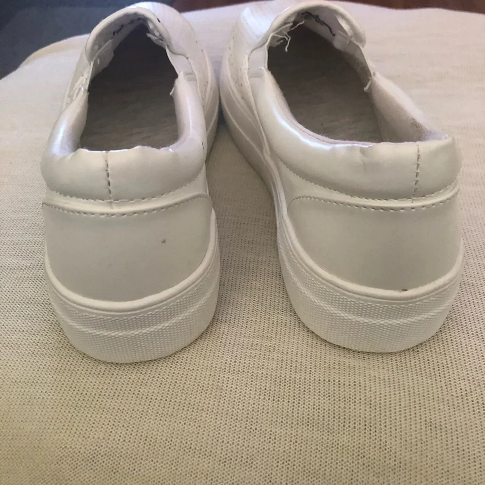SODA all man tennis shoes